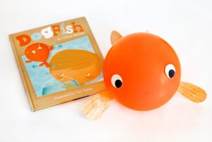 Adorable Balloon Goldfish Craft with Free Printable Template at PagingSupermom.com #goldfish #kidscraft #fishcraft